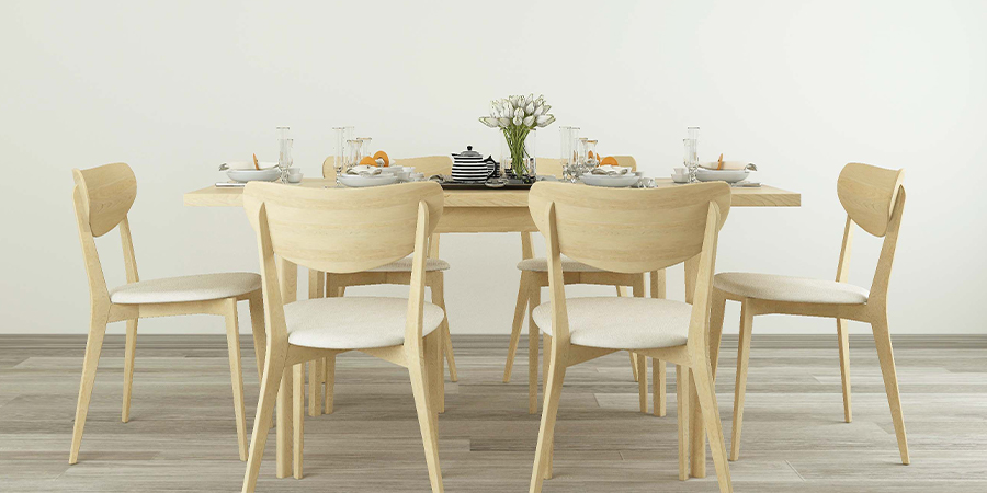 table à manger en bois classique avec quatre chaises en bois blanc