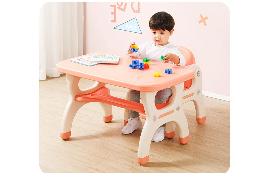 Criança brincando com brinquedos em uma mesa