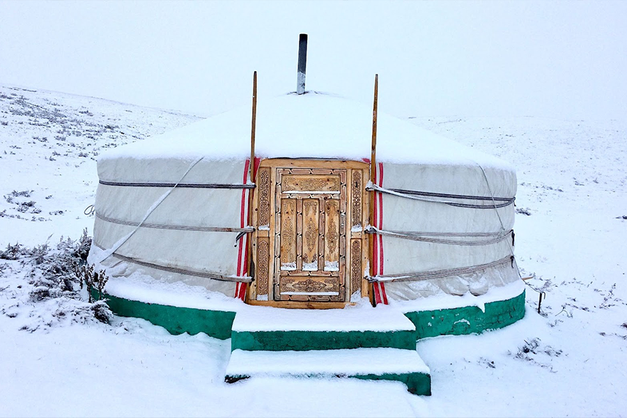 Yourte de style mongol sous la neige