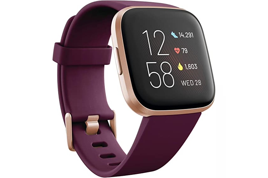 Siyah dokunmatik ekrana sahip mor bir Fitbit Versa 2 akıllı saat