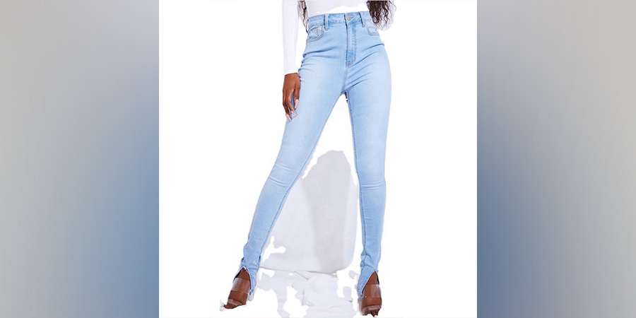 Bir çift mavi skinny jean pantolon giyen model