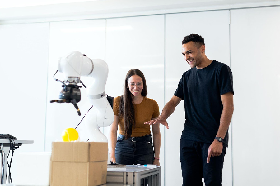 Individus interagissant avec un robot industriel