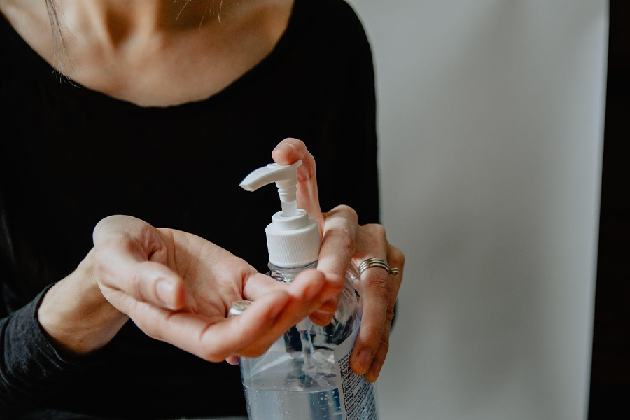 Personne qui se désinfecte les mains