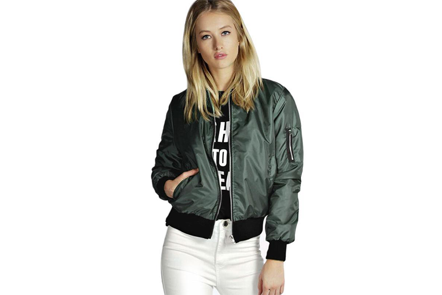 Mujer con chaqueta bomber verde