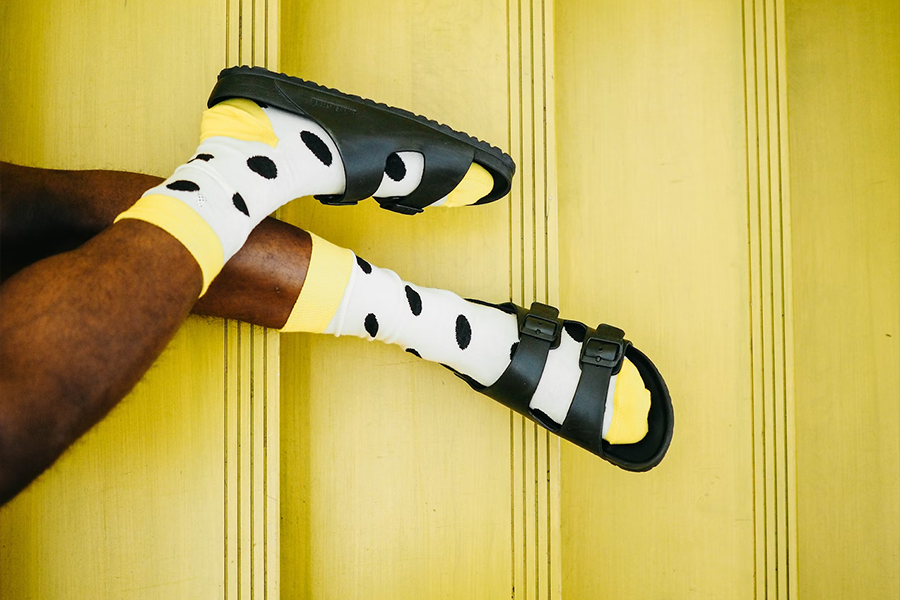 Kaos kaki kru kuning dan putih dengan desain polka dot