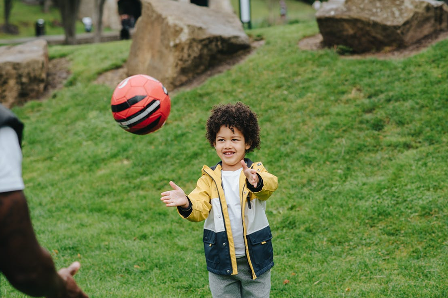 Tonalità della terra per l'abbigliamento sportivo per bambini