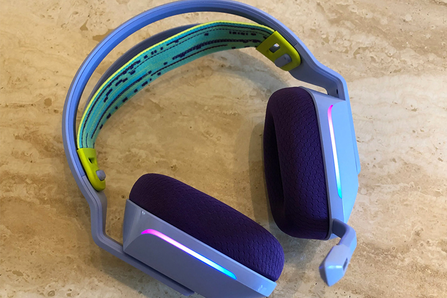 Blaue, ästhetisch schöne Gaming-Headsets auf einem Tisch