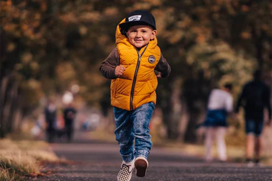 Colore arancione brillante per abbigliamento per bambini