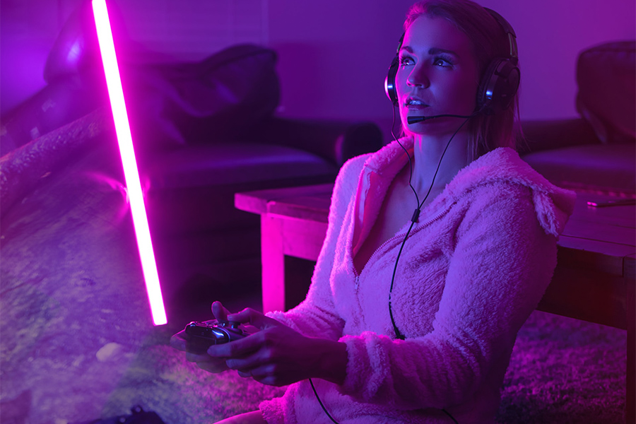 Dame in Rosa nutzt Gaming-Headsets beim Spielen