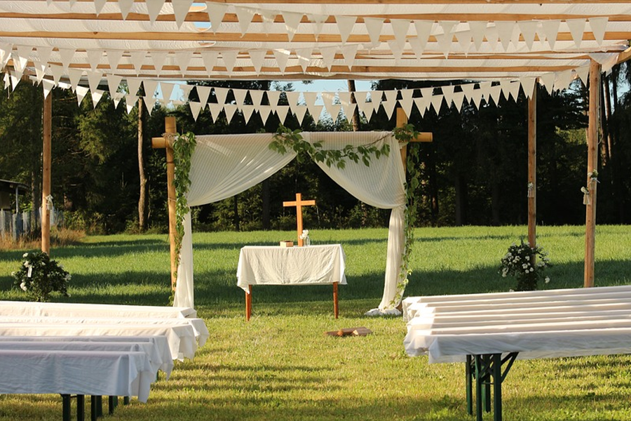 Bauernbänke für eine erschwingliche Hochzeit