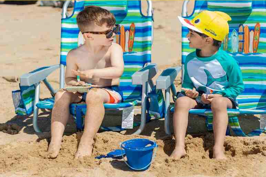 Crianças brincando em cadeiras de praia mochila; veja as alças de suspensão