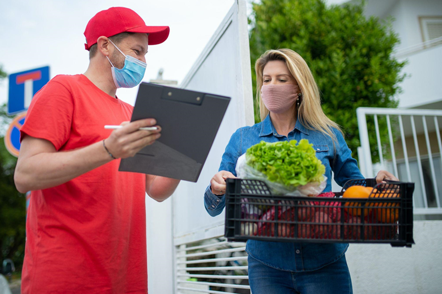 Client recevant la livraison d'épicerie