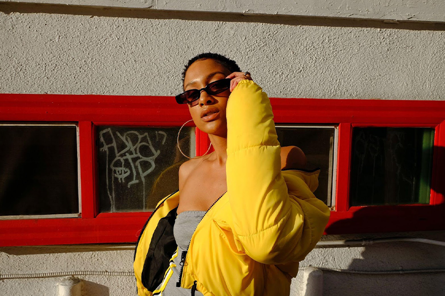 Mujer con vestido y chaqueta bomber