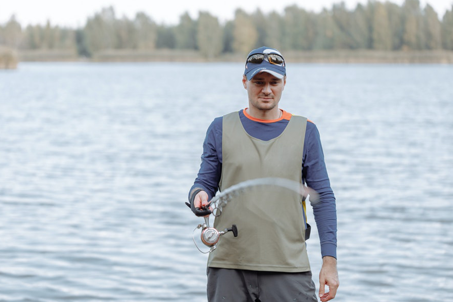 Homem vestindo uma camisa de manga comprida durante a pesca