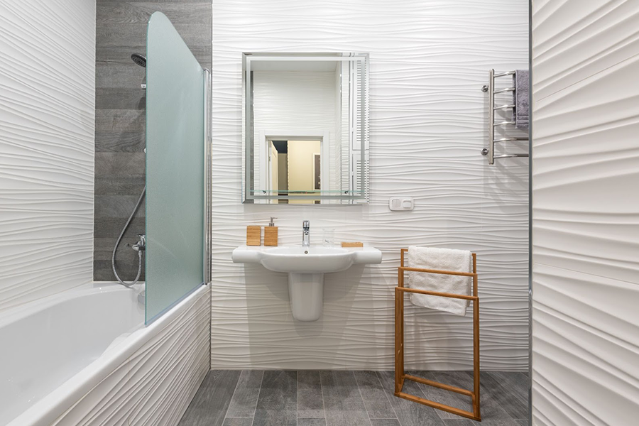 Intérieur de salle de bain moderne avec baignoire et lavabo