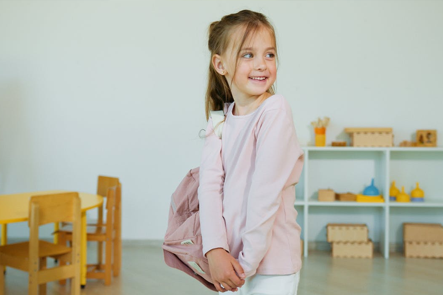 Colore rosa neutro per abbigliamento bambino