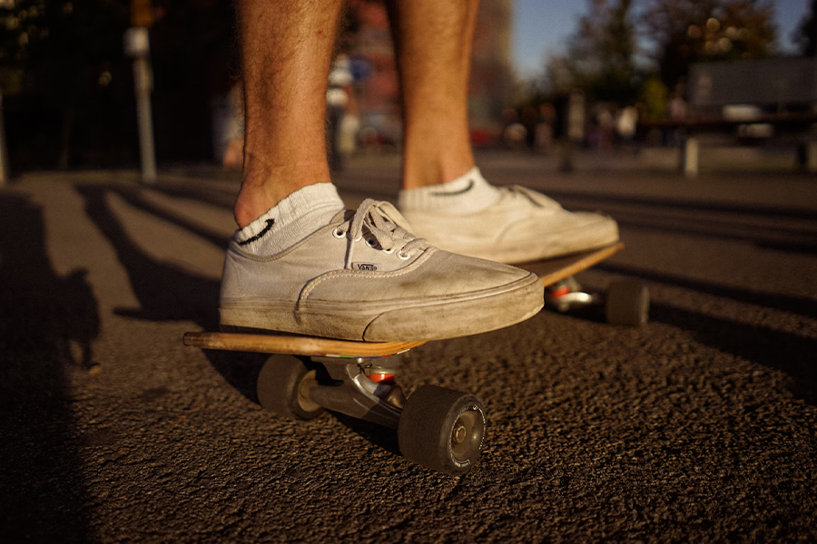 Calzini alla caviglia che fanno capolino leggermente quando si indossano le sneakers