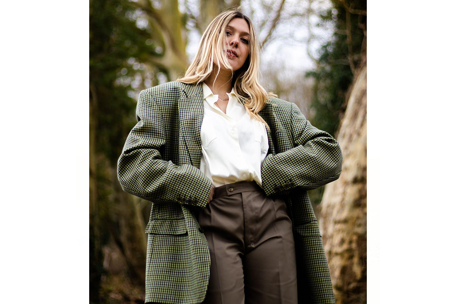 Femme portant un blazer surdimensionné