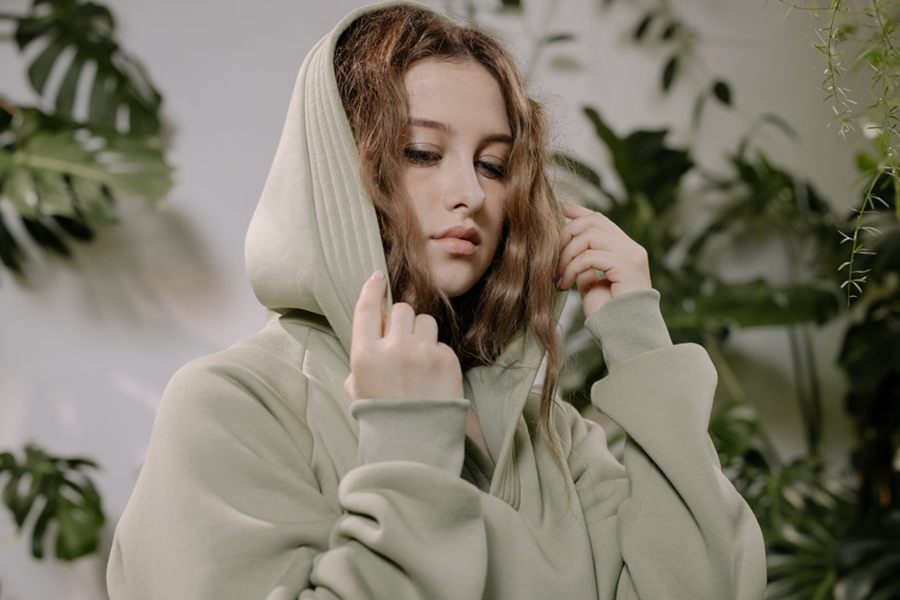 Jovencita posando con una sudadera caqui