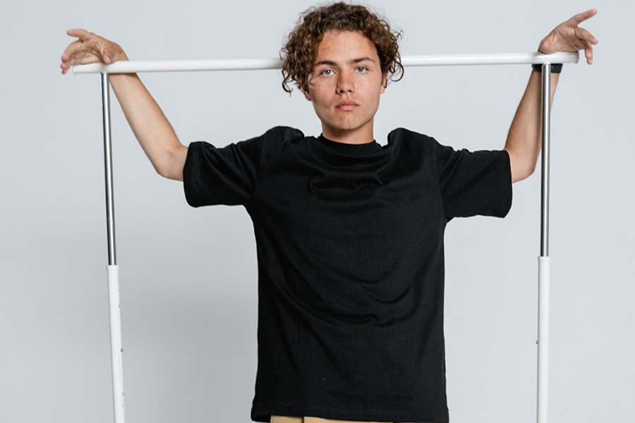 Jovem posando com uma camiseta preta de camada de base