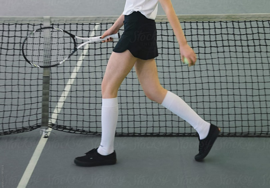 Joueuse de tennis portant des chaussettes blanches