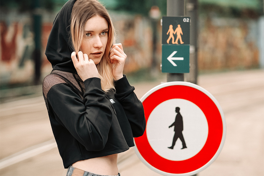 Lady berpose di jalan dengan hoodie cropped hitam