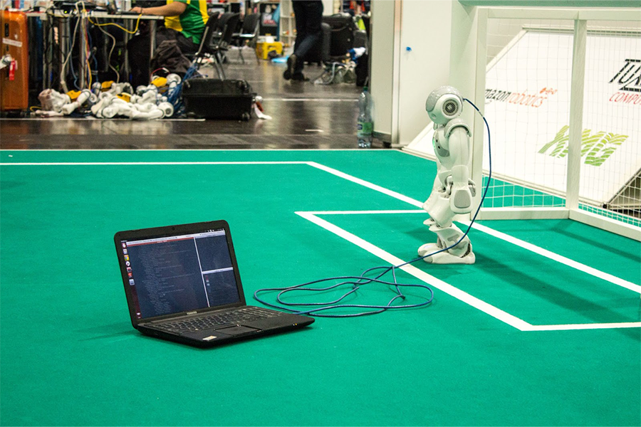 Un robot di intelligenza artificiale su un campo da calcio