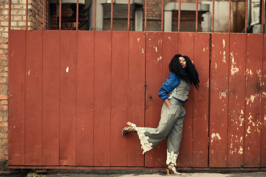 Gilet e pantaloni da donna grigi a dondolo con decorazioni in pizzo bianco