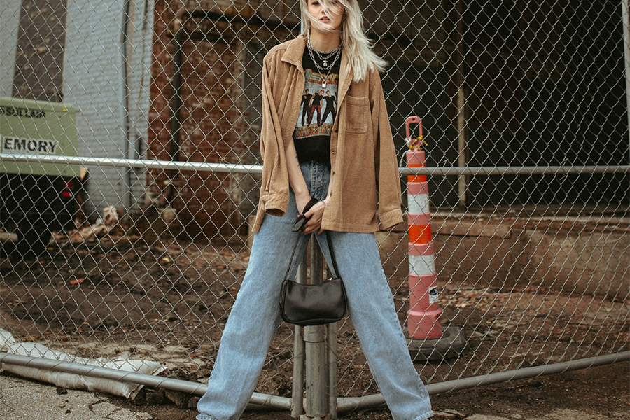 Blondie en jean boyfriend bleu et veste marron