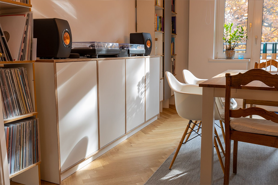 Pavimenti in vinile in legno chiaro in una sala da pranzo con mobili bianchi