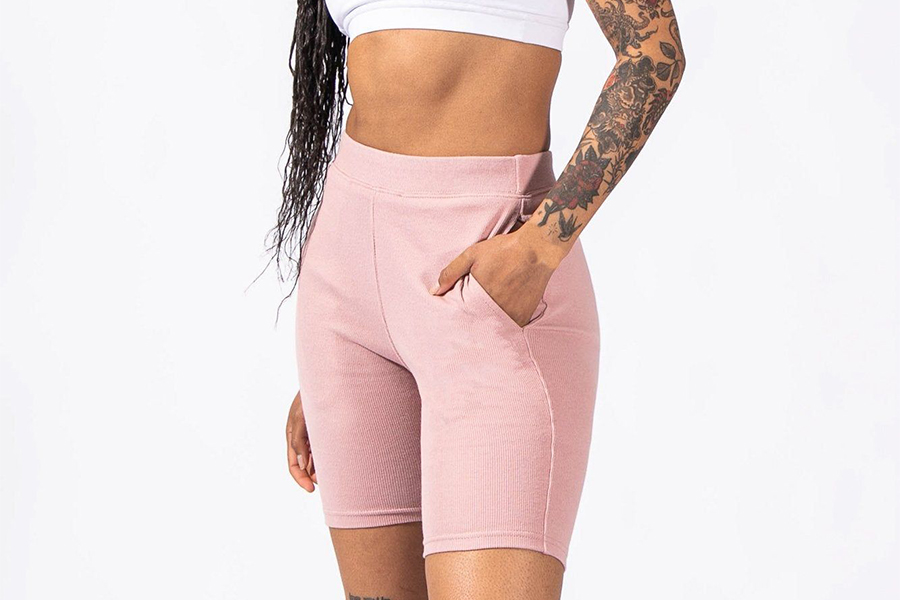 Dame portant un short de motard pastel délavé avec poche