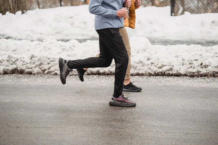 Una coppia che indossa pantaloni da jogging e corre