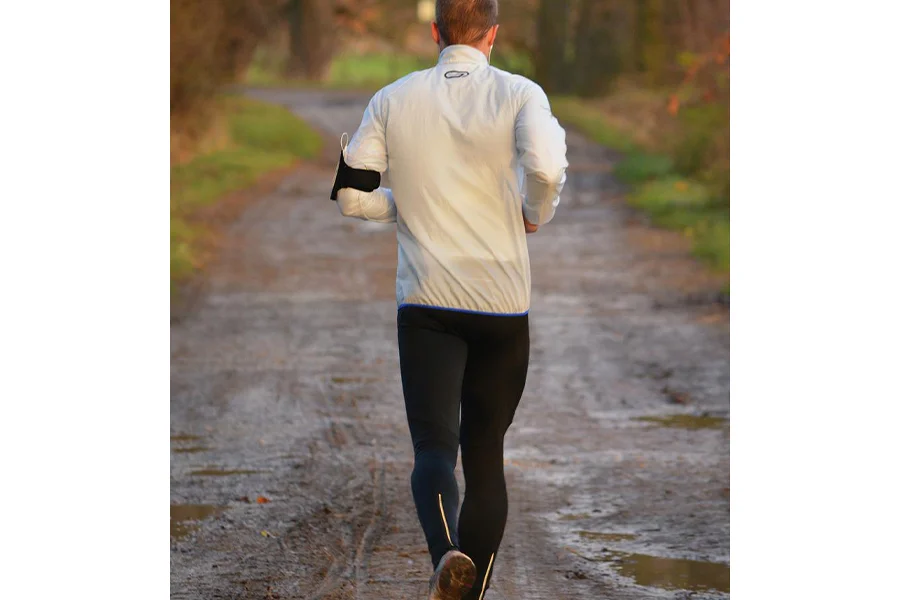 Un uomo che indossa pantaloni da jogging neri in esecuzione