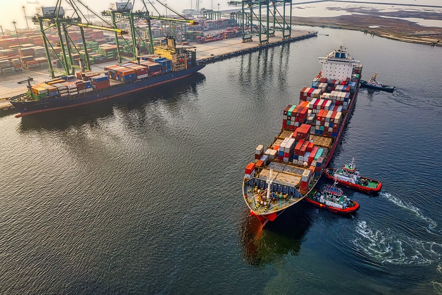 Navios de carga com contêineres no mar