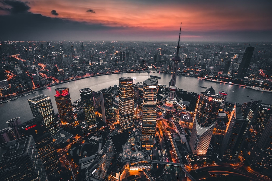 Wolkenkratzer in Shanghai bei Sonnenuntergang