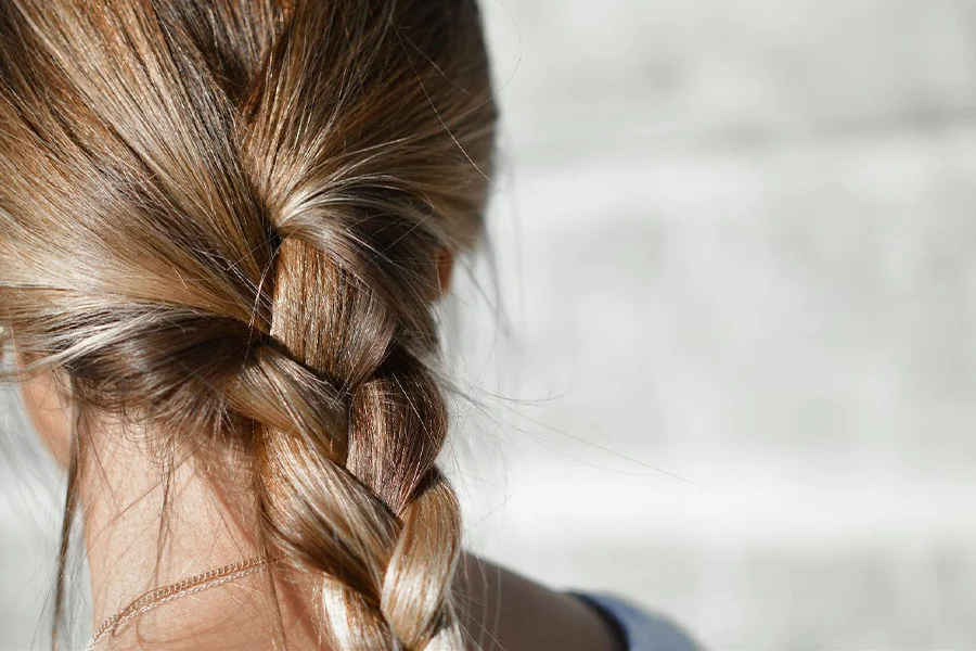 Frau mit glänzendem blondem Haar