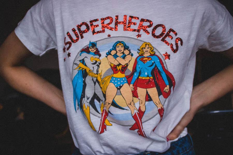 Buntes T-Shirt mit Retro-Superhelden-Grafiken