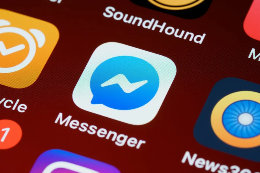 Facebook Messenger-Symbol wird auf einem Smartphone angezeigt