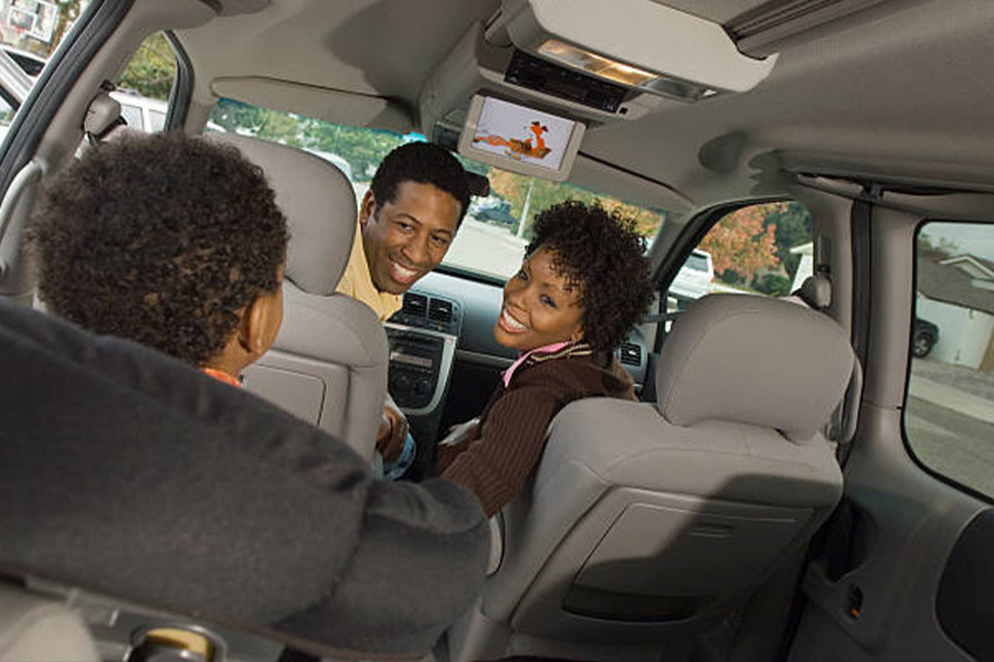 Familie in einem Lieferwagen mit DVD-Player im Dach