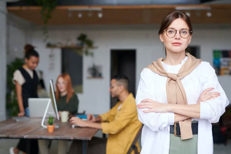 Wanita berbaju putih dengan sweter di lehernya