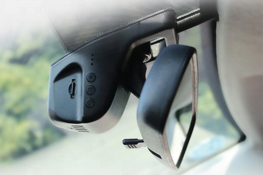 Mini dashcam instalada detrás de un espejo retrovisor