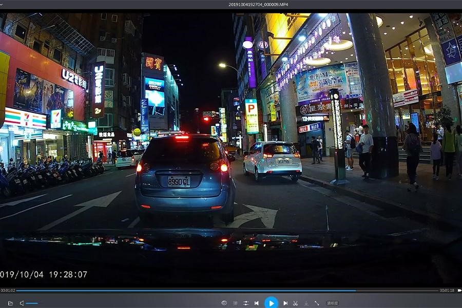 Fotografía de escena nocturna tomada desde una dashcam con visión nocturna