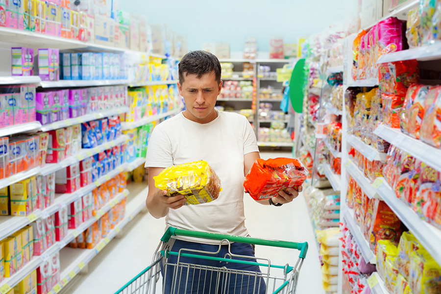 Käufer versucht, sich zwischen zwei ähnlichen Produkten zu entscheiden