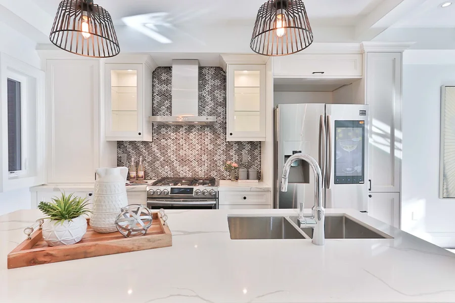 Dapur modern berwarna putih dengan backsplash bermotif bunga