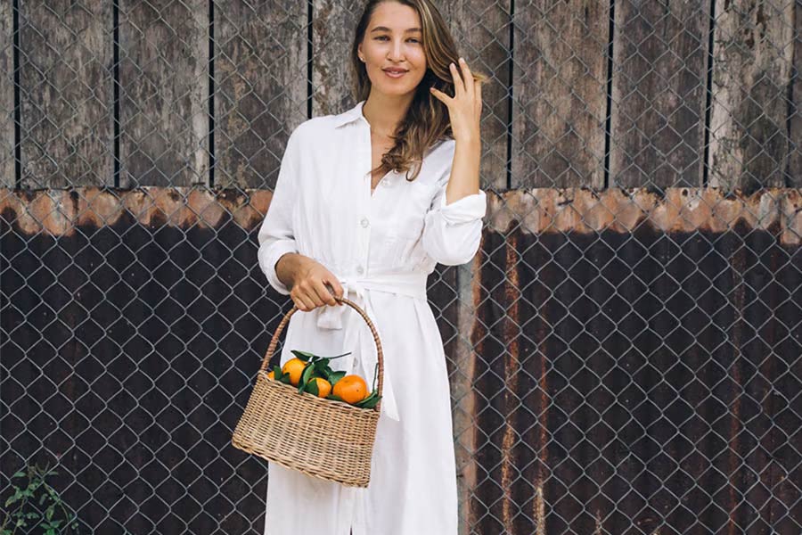 mujer, en, color crema, camisa, vestido, tenencia, un, cesta