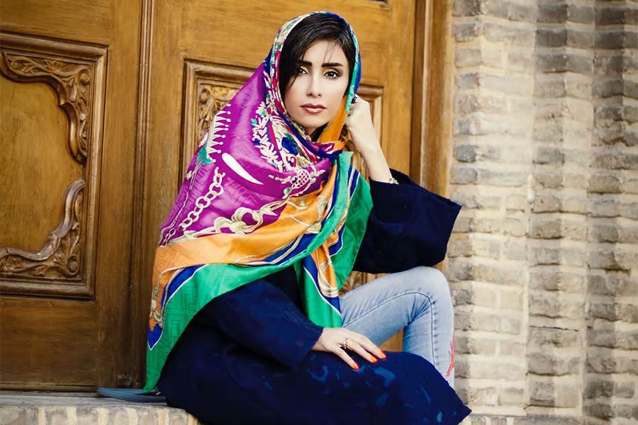 Donna che indossa un elegante foulard con stampa barocca