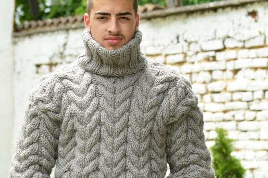 Un uomo che indossa un grande maglione a collo alto