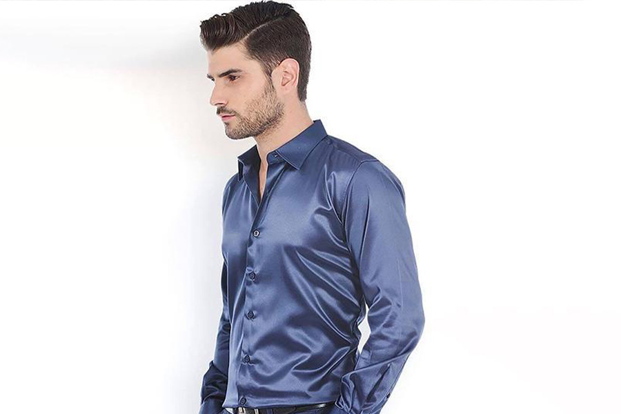 Un homme portant une chemise bleu brillant