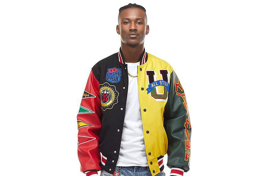 Un homme portant une veste en cuir letterman multicolore