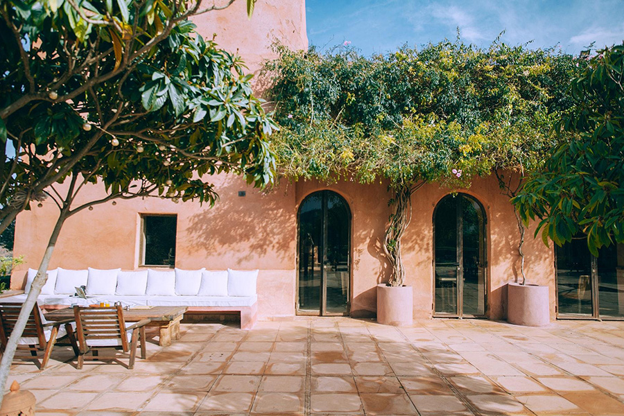 Un patio realizado con suelo de piedra natural